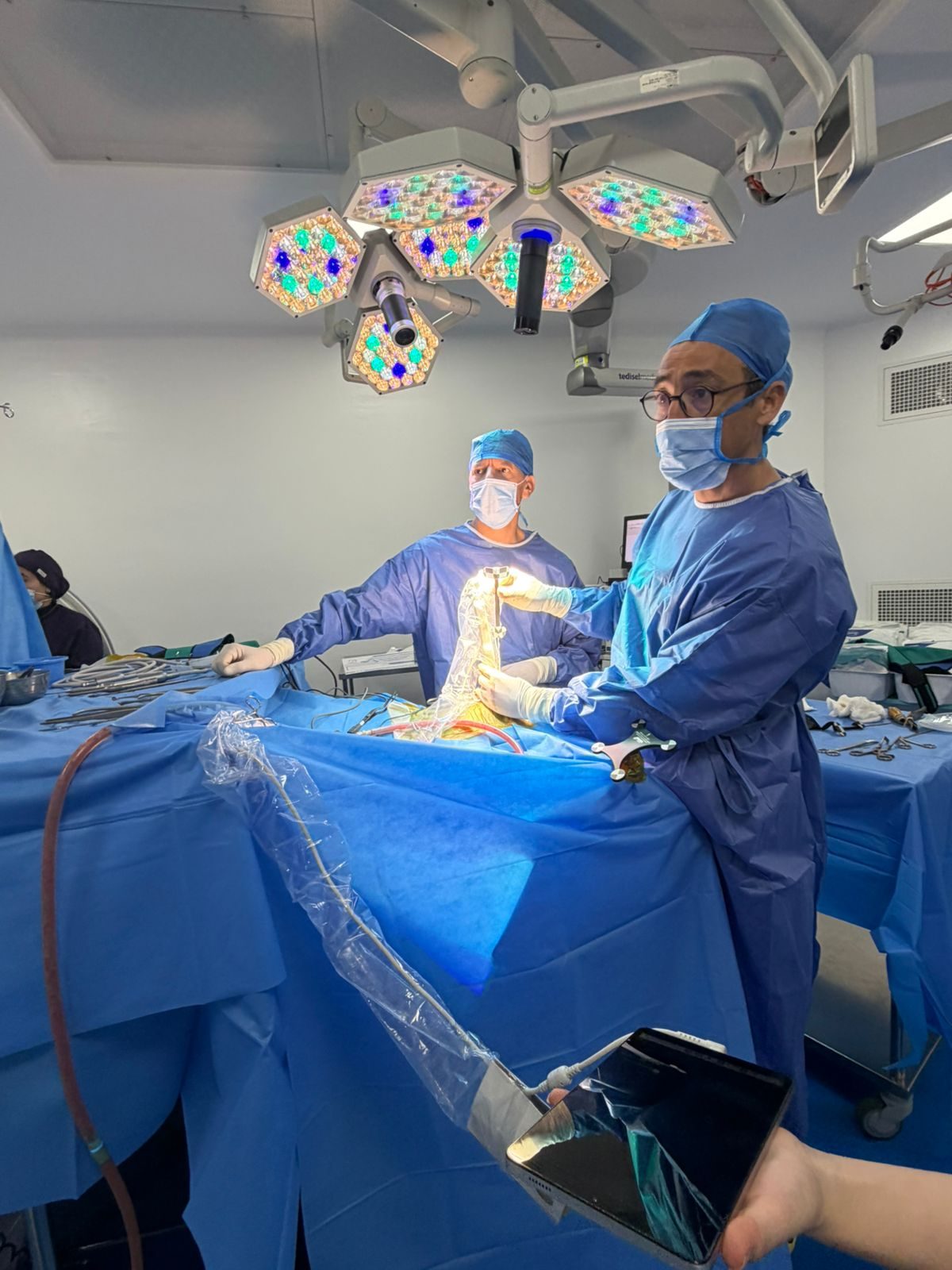 Équipe chirurgicale en intervention dans un des dix blocs opératoires d'Inter Clinic