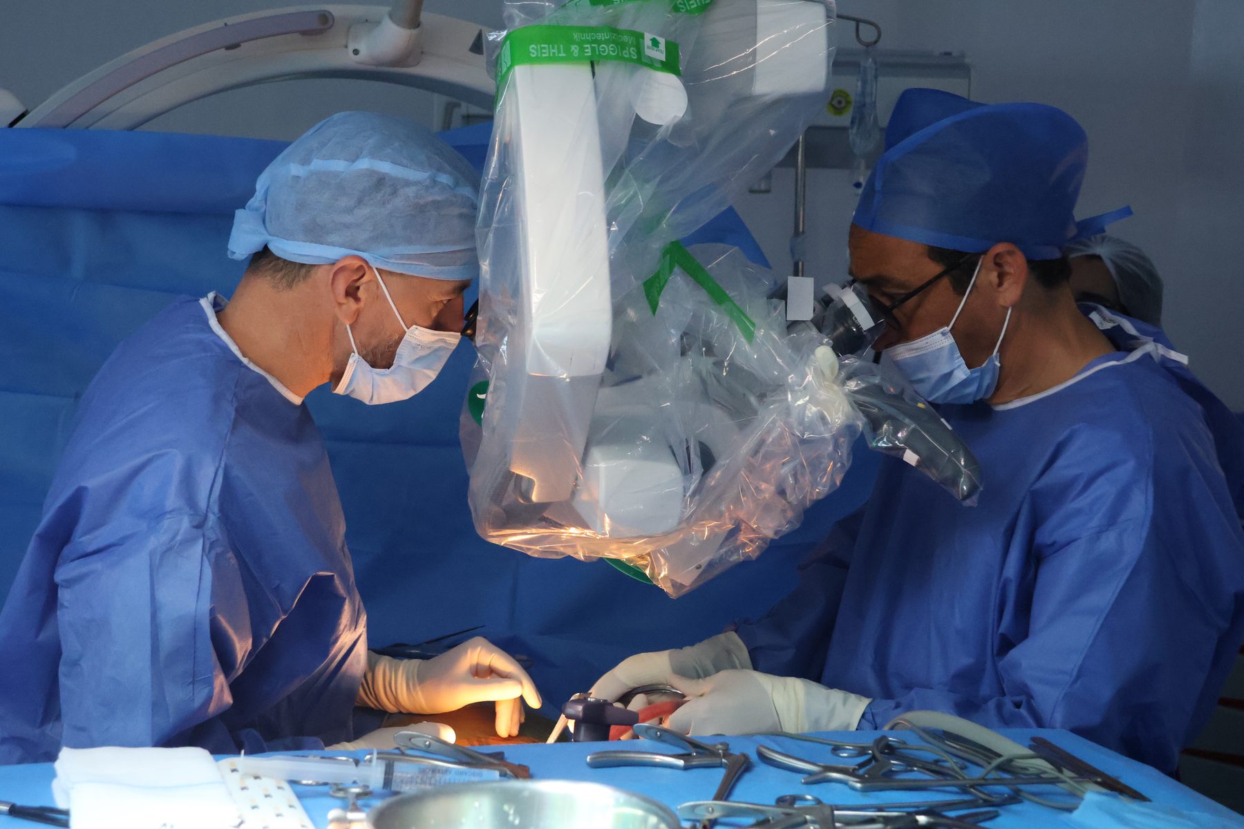 Intervention de chirurgie orthopédique sous microscope au bloc opératoire d'Inter Clinic