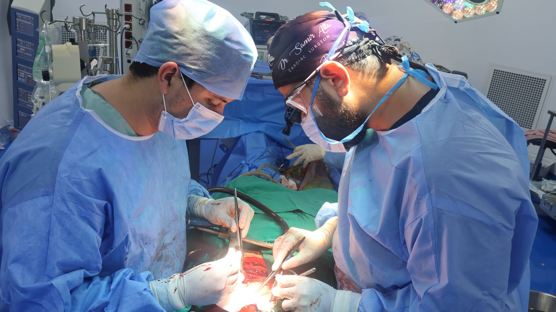Équipe chirurgicale en intervention au bloc opératoire d'Inter Clinic