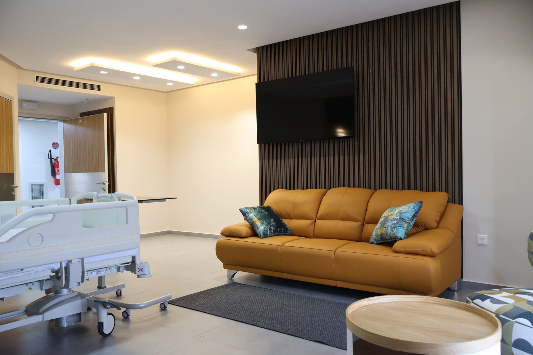 Chambre de maternité d'Inter Clinic avec espace pour l'accompagnant