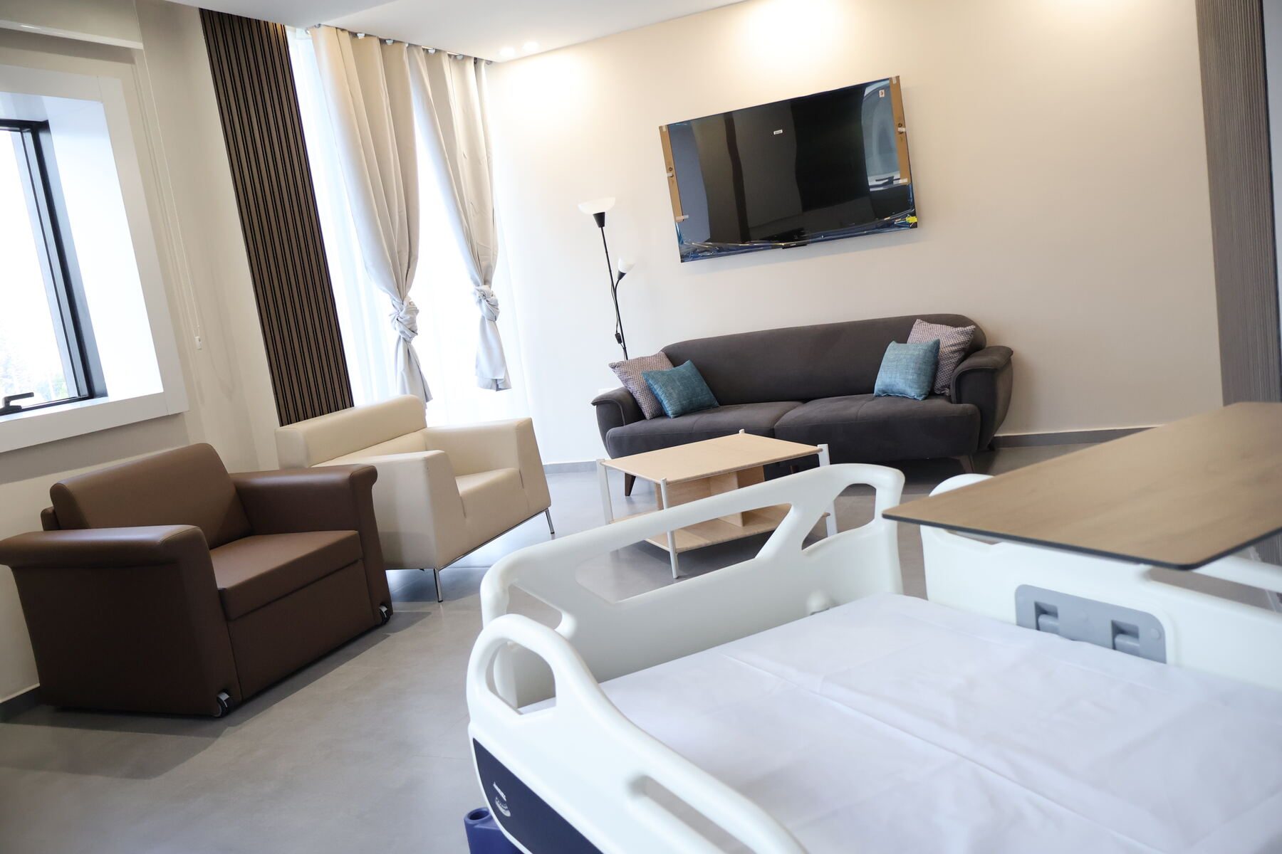 Chambre d'hospitalisation d'Inter Clinic avec espace salon pour l'accompagnant