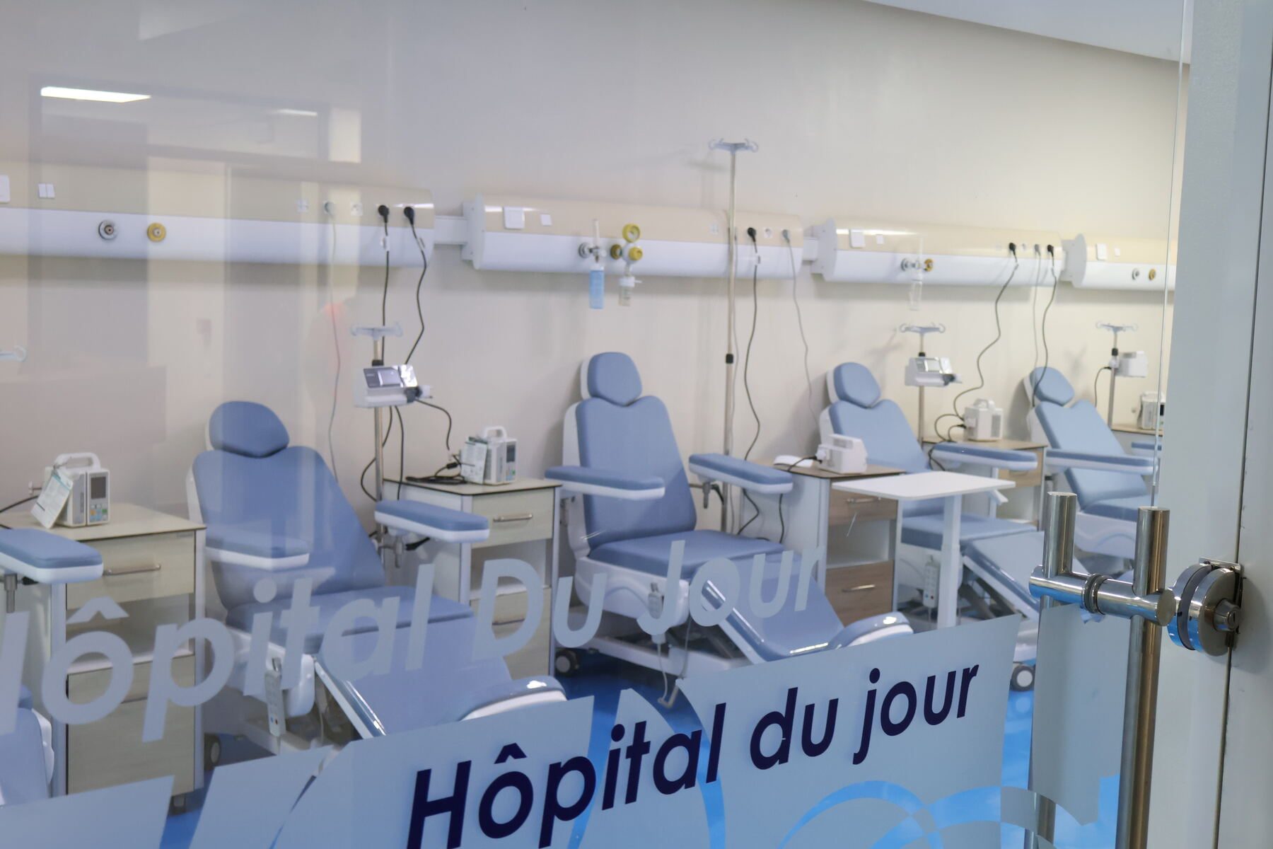 Hôpital de jour d'Inter Clinic : fauteuils individuels de chimiothérapie