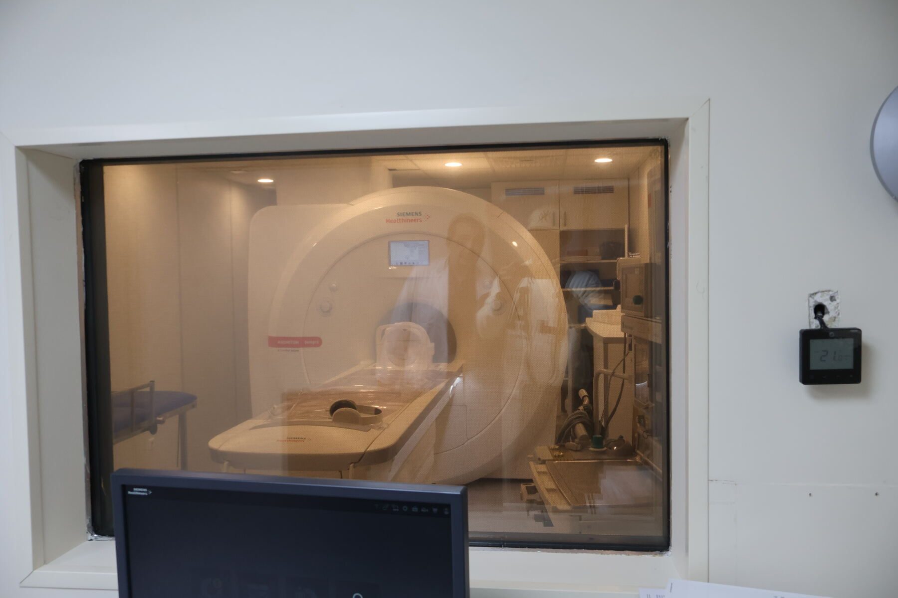 Salle d'IRM 3 Tesla d'Inter Clinic vue depuis la console de commande