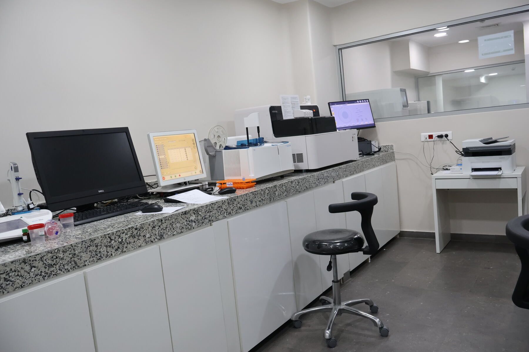 Laboratoire d'analyses d'Inter Clinic, utilisé pour les bilans hormonaux et métaboliques