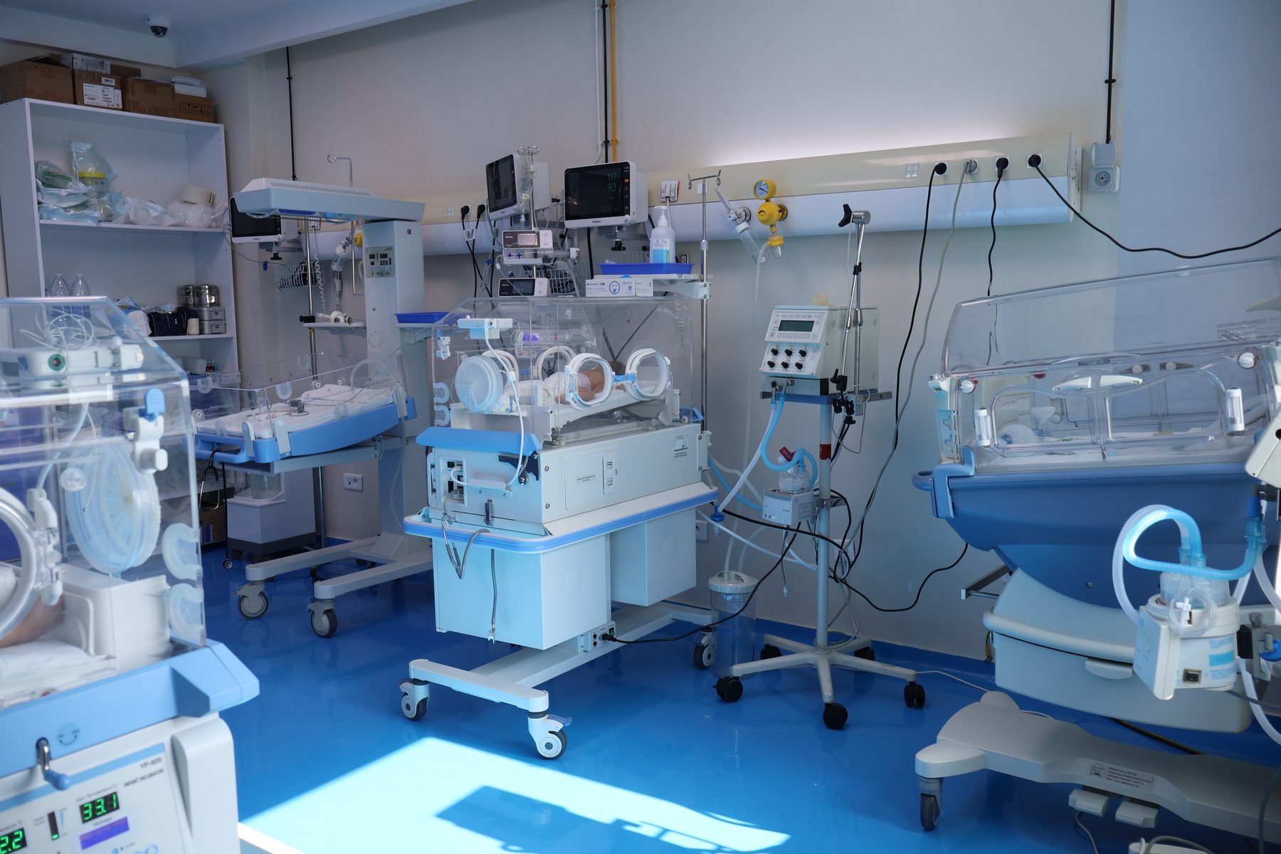 Unité de néonatologie d'Inter Clinic : incubateurs et monitorage continu du nouveau-né