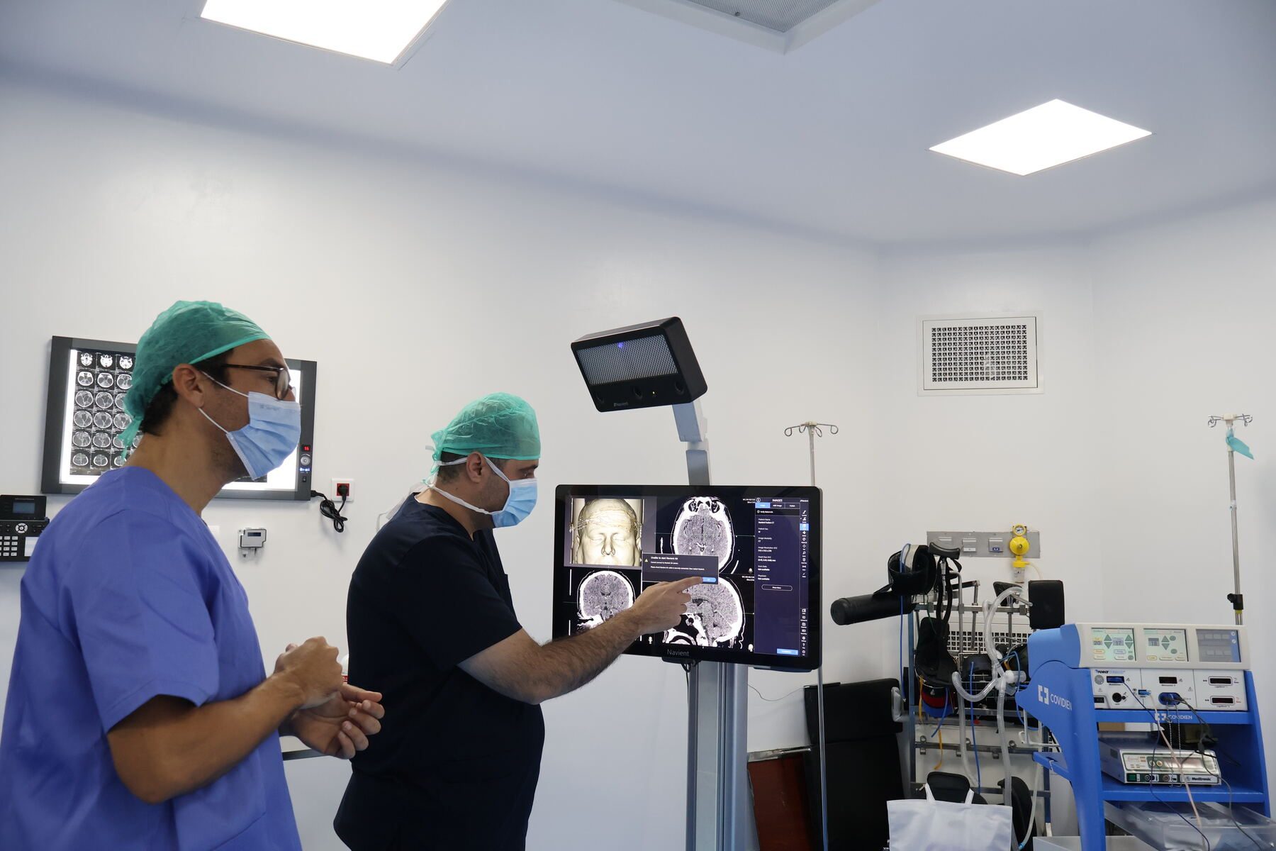 Médecins d'Inter Clinic analysant une imagerie cérébrale au centre neurovasculaire