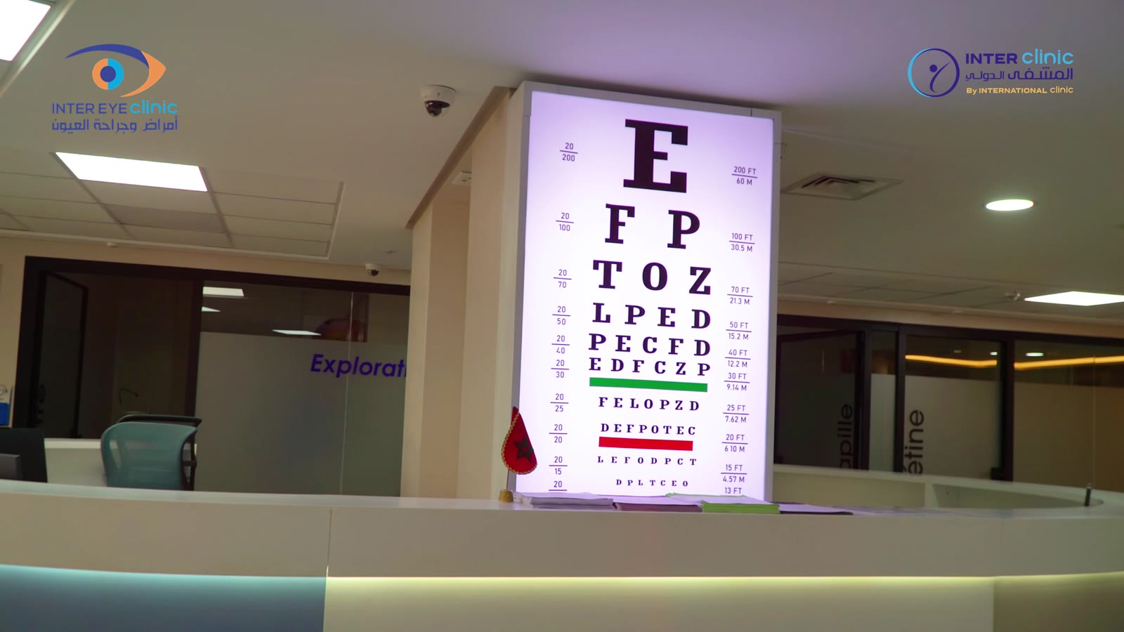 Échelle d'acuité visuelle à l'accueil d'Inter Eye Center