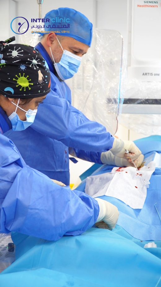 Geste de thrombectomie au centre neurovasculaire d'Inter Clinic